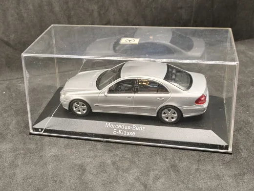 Minichamps 25769 Mercedes-Benz E-Klasse 1:43