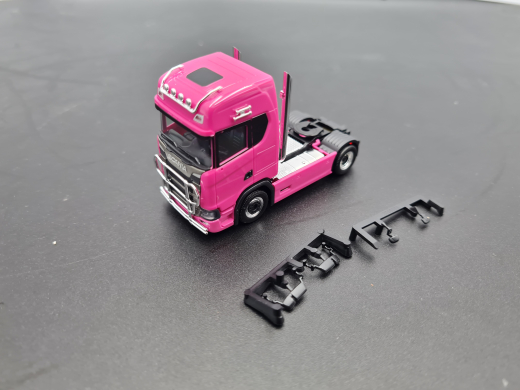 Herpa 580483 Scania CS HD Zugm. 2achs vvsp. mit Highpipes, Rammschutz, Lampenbügeln und Signalhörner
