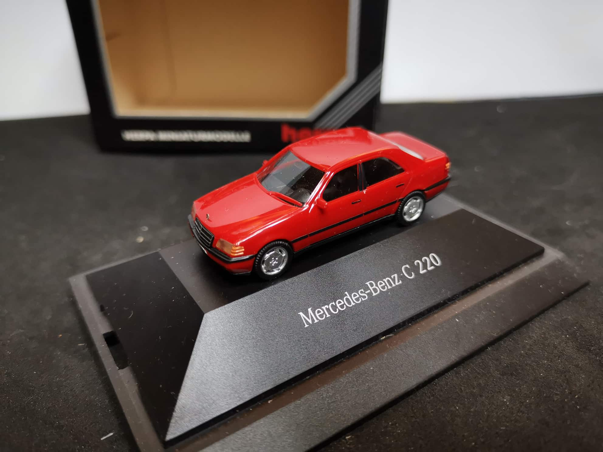 Herpa Mercedes Benz 220 C , rot, 1:87