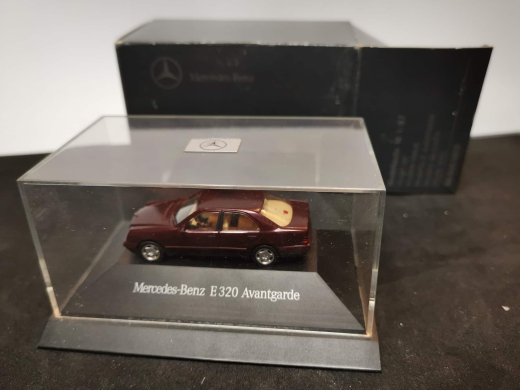 Herpa Mercedes Benz E320 Avantgarde, weinrot - 1:87