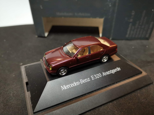 Herpa Mercedes Benz E320 Avantgarde, weinrot - 1:87