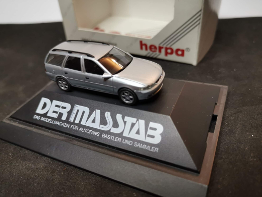 Herpa Opel Vetra B Caravan silber in PC-Vitrine Sonderausgabe Der Masstab - 1:87