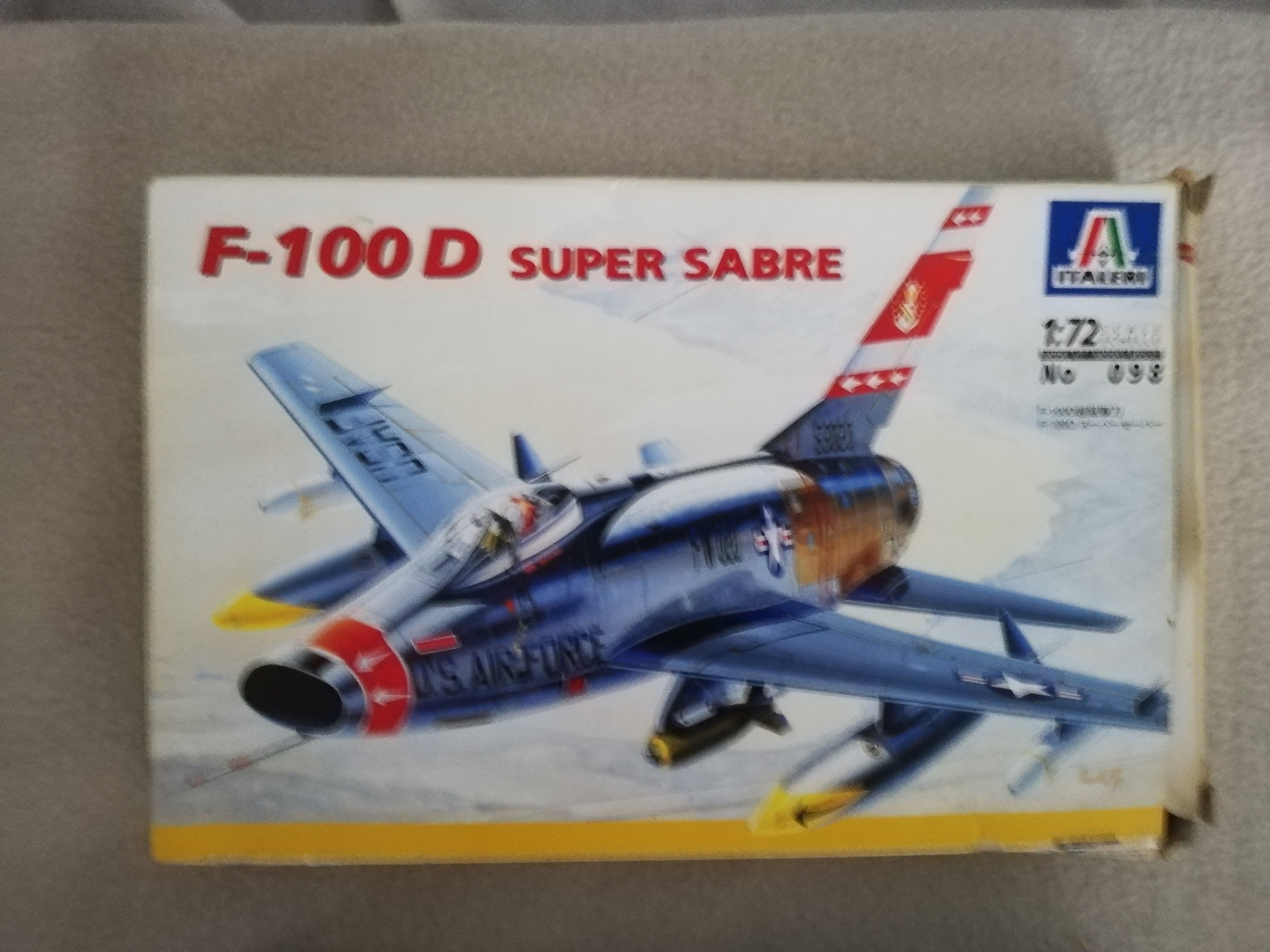 Italeri 098 F-100 D Sabre