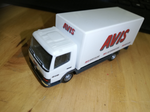 Herpa MB Atego 815 mit Kofferaufbau &quote;Avis&quote; 1:87