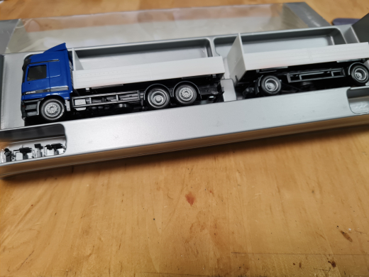 BM000001 MB Actros Wechselkofferhängerzug (Fahrerhaus blau, Fahrgestell schwarz, Aufbauten weiß)