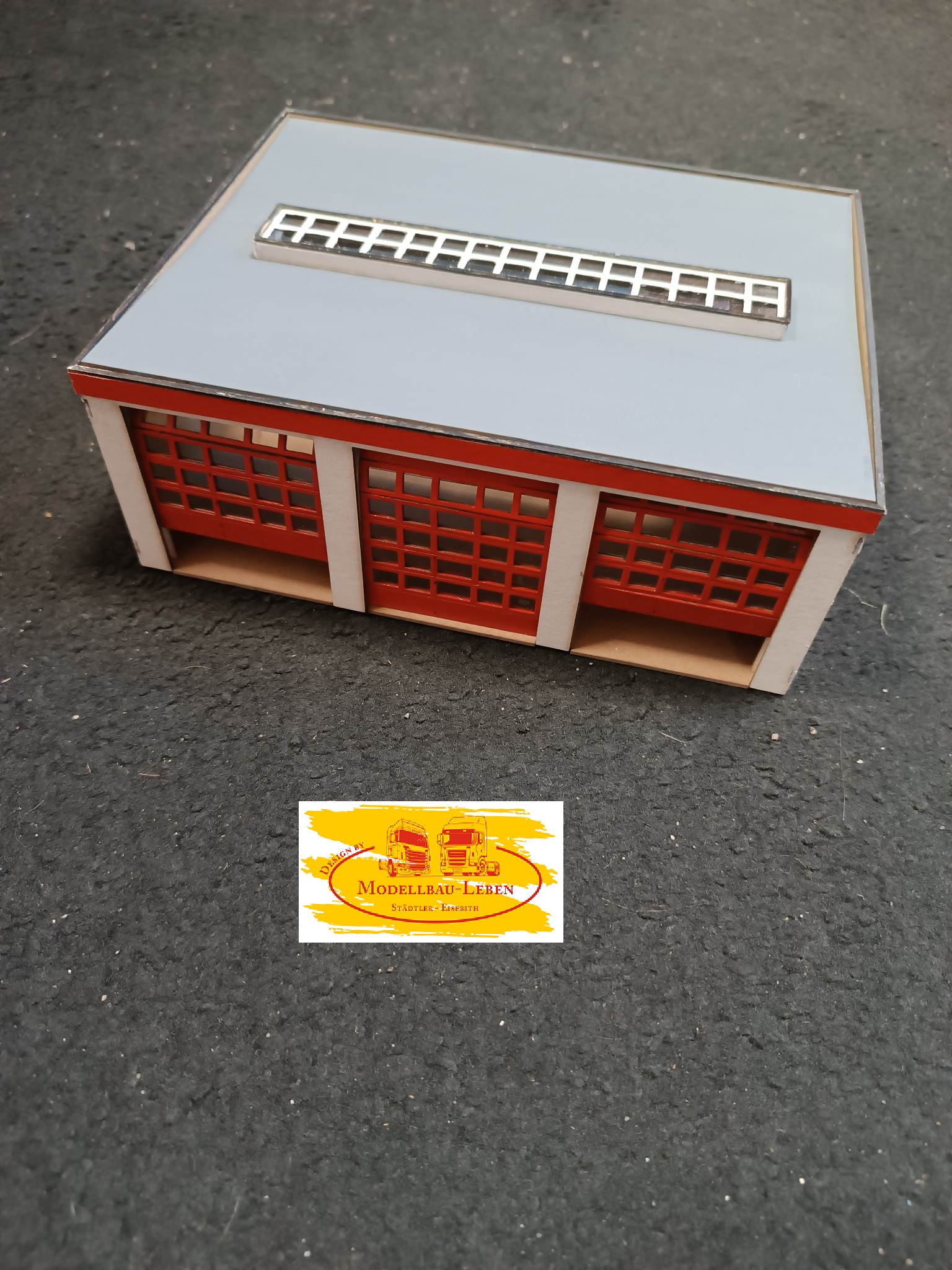 Z-0247.1 Lasercut Feuerwehr Feuerwache Gerätehaus Erweiterung 3er Fahrzeughalle 1:87