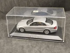 Minichamps 25769 Mercedes-Benz E-Klasse 1:43