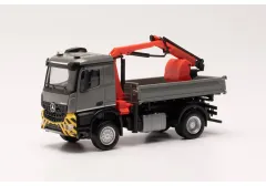 Herpa 315906 MB Mercedes-Benz Arocs M Dreiseitenkipper mit Ladekran und Zweischalengreifer, grau/gelb 1 Stück 1:87