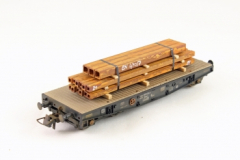 Ladegüter Bauer H01006 angerostete verschieden große Stahlvierkantprofile auf Holzbalk