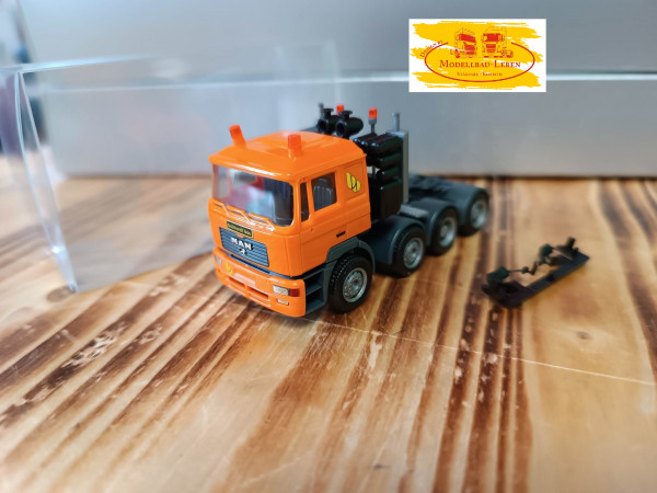 Herpa 402021 MAN F2000 4achs Evo Schwerlast Zugmaschine komunalorange mit Bickhardt Bau Werbung 1:8