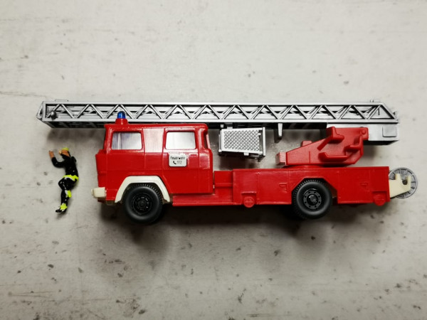 Wiking Magirus DLK 23-12 mit Preiser Feuerwehrmann